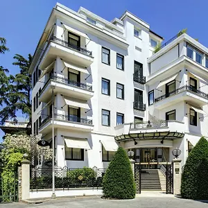 Lord Byron - Small Luxury Of The World ***** Rome